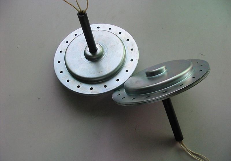 磁盤式三相發(fā)電機星連接有四個終端，如何連接整流器橋？