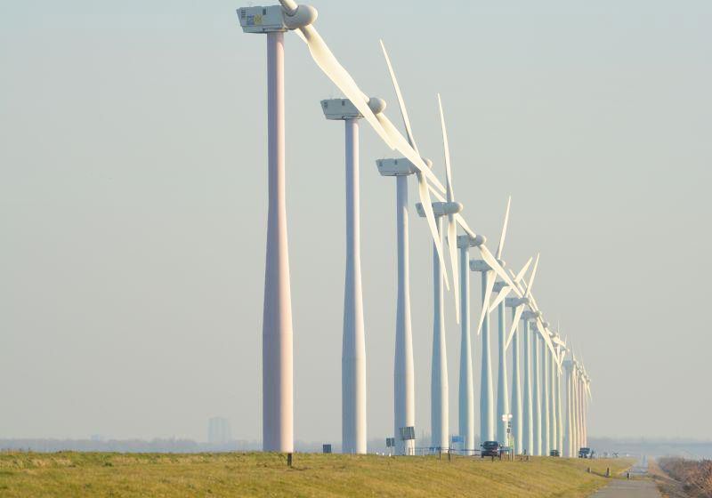 為什么風(fēng)力發(fā)電機(jī)都隔得很遠(yuǎn)？